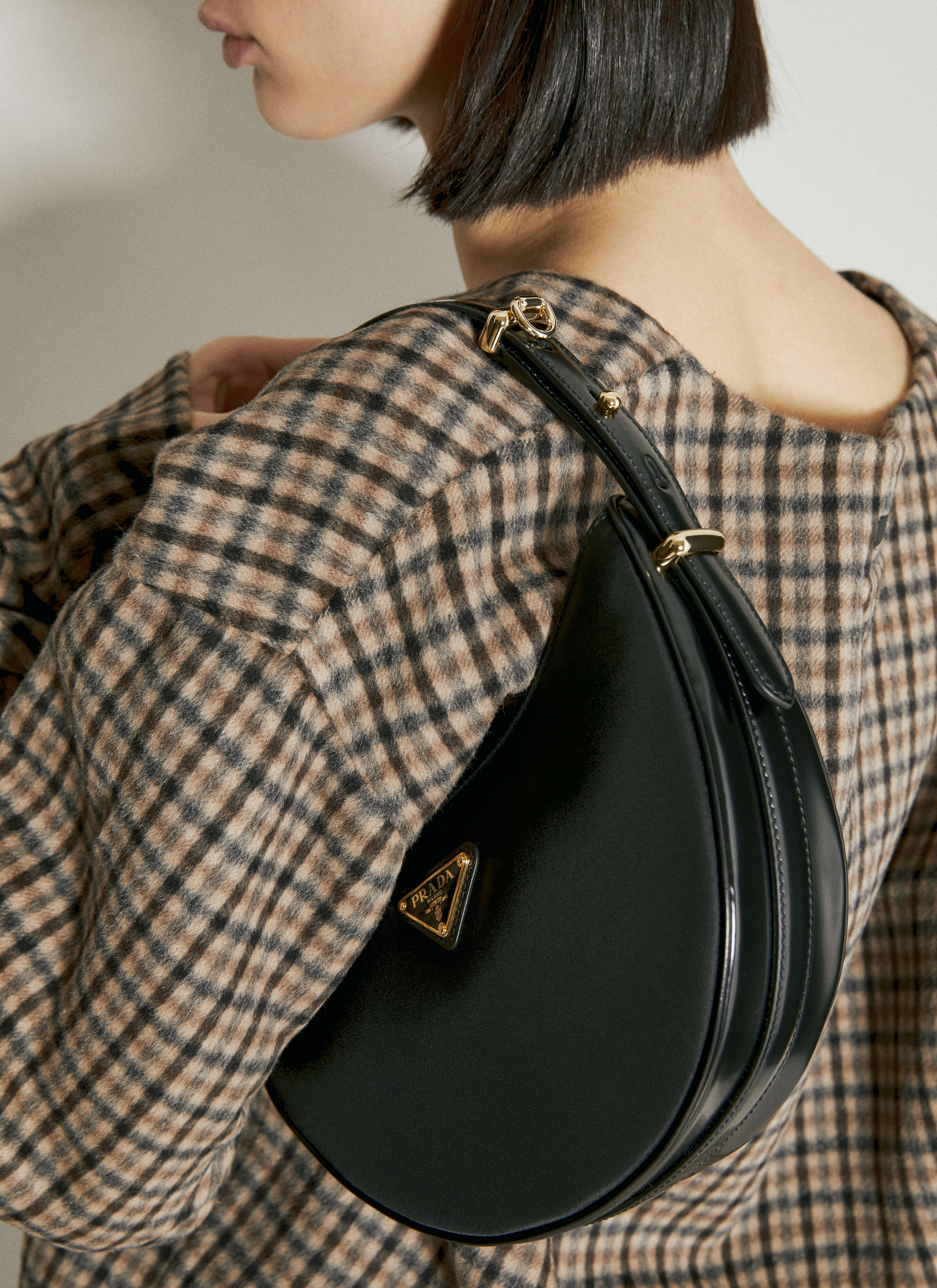 関税込 PRADA Black Re-Nylon and leather ArquA handbag Prada Prada Arqué Re-nylon Shoulder Bag | Woman Shoulder